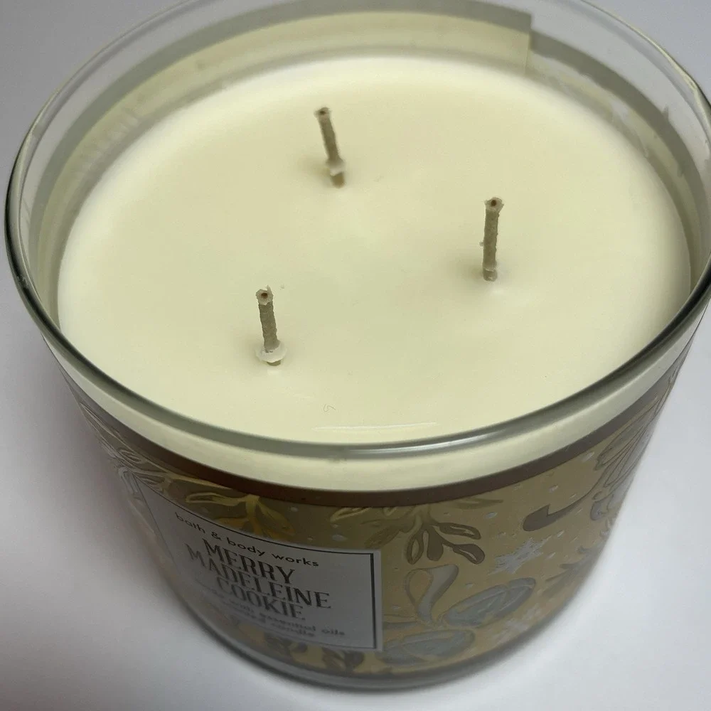 Bath & Body Works MERRY MADELEINE COOKIE Large 3 Wick Christmas Candle NEW